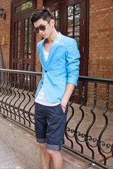 组图：刘芮麟街拍蓝色休闲外套搭短裤