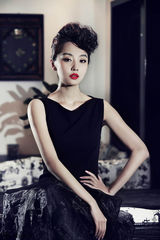 组图：刘洋时尚大片露美背秀性感魅惑