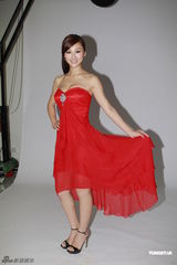 组图：港姐高海宁性感出镜 低胸红装秀浑圆半球