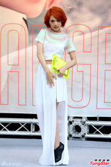 组图：杨丞琳签唱水淹歌迷 兄弟郑元畅送被同眠