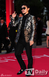 组图：18届釜山国际电影节开幕 女星露股沟抢镜