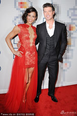 组图：宝拉-巴顿深V蕾丝透视裙 秀浑圆半乳