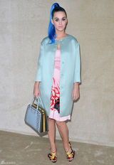 高清图：凯蒂-佩里蓝发亮相巴黎时装周鞋子抢镜