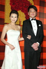 组图：黄小柔出嫁盼造人 穿低胸婚纱挽老公亮相