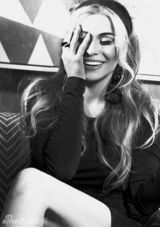 组图：卡门-伊莱克特拉登《Schon》杂志 造型复古