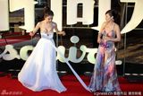 组图：孙菲菲红毯被主持人方龄踩掉长裙露胸贴