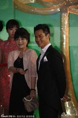 组图：上海电视节评委会成员郑嘉颖帅气亮相