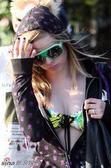 高清组图：艾薇儿和老公牵手秀甜蜜