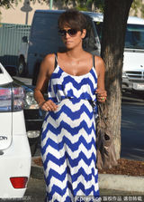 组图：47岁哈莉-贝瑞孕肚暴突 蓝白裙窈窕风情