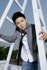 组图：张浩天户外写真展现阳光型男风范