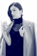 组图：才女导演田原时装片 神秘冷艳显灵性气质