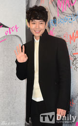 组图：李准等亮相活动 刘仁娜紧身皮裙露美腿