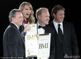 组图：泰勒-斯威夫特获BMI年度最佳乡村歌曲奖