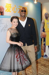 组图：许晴温峥嵘出席科比中国基金慈善晚宴