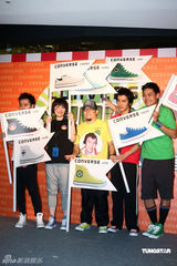 幻灯图：苏打绿为世界杯宣传 飞踢阿龚气氛热闹 