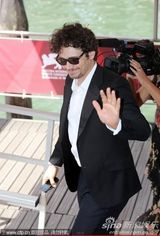 组图：《萨尔》发布会 詹姆斯-弗兰科惹粉丝尖叫