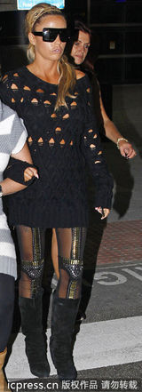 组图：乔丹镂空衫透双球 波霸超出街嘟嘴扮萌