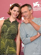 组图：《承诺》发布会 豪尔投怀送抱穿衣似大妈