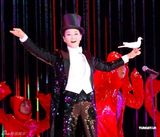 幻灯图：宋祖英演唱会造型华丽 牵手周杰伦唱老歌