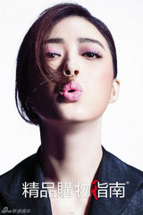 组图：蒋欣美妆封面五官精致娇俏可爱