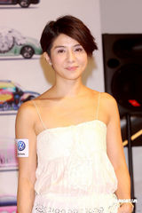 高清：杨采妮内地拍戏水土不服 小露香肩明显消瘦