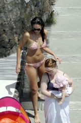 组图：辣妈杰西卡-阿尔芭着比基尼身材性感