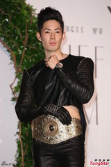 组图：吴建豪亮相宣传新专辑 否认秘婚传闻