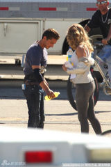 组图：希安-拉博夫和女主角《变形金刚3》片场来电