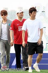 幻灯图集：Rain和曼联选手参加青少年慈善足球活动