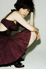 幻灯图：刘孜V领性感写真 短发造型酷劲十足