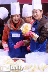 组图：孙艺珍腌泡菜 系围裙捧白菜变巧手主妇