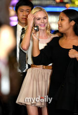 组图：张东健《武士》VIP首映 爱妻与众大腕助阵