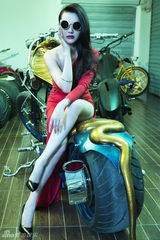 组图：爱戴红唇性感低胸写真上演机车诱惑