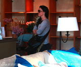 幻灯组图：布兰妮瘦身有成效 兴奋逛家具店