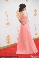 组图：《摩登家庭》阿芮尔-温特粉裙显丰满上围