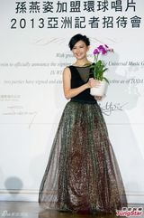 组图：孙燕姿签约环球 透视装露事业线