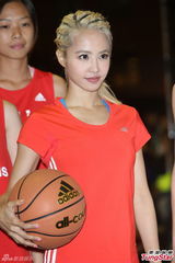 组图：蔡依林玩篮球胸部疑缩水 不介意恋情被拍