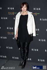 组图：裴素恩赵达焕等众星盛装出席时装展