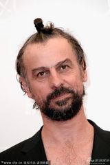 组图：威尼斯重启未来发布会 导演园子温亮相