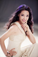 组图：孔维拍时尚优雅写真 飘逸长裙灵动可人