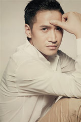 组图：何晟铭新写真风格另类 称生活是场修行