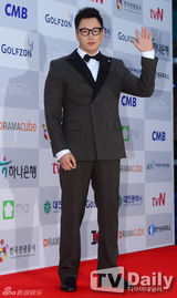 组图：宋慧乔李钟硕李准基等亮相电视颁奖礼