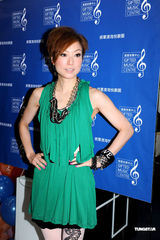 幻灯：郑秀文出席音乐中心开幕礼 老板为其首位助手