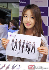 组图：T-ara清纯亮相粉丝签名会 白衬衫配仔裤