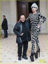 组图：Gaga秀场再搞怪 脚踩恨天高发型似拖布