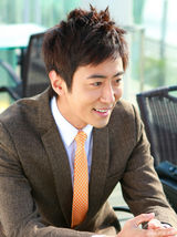 组图：高梓淇玩转职场风白领写真曝光