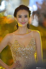 组图：车模兽兽性感透视黄金奶 自信爆乳微笑