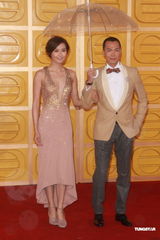 组图：陈法拉身着裸色长裙牵手谢天华撑伞入场