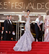高清组图：伊娃-朗格利亚长裙亮相戛纳红毯