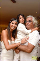 组图：黑珍珠坎贝尔性感亮相派对 高叉裙秀长腿